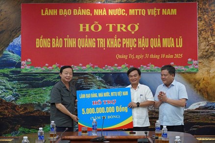 Phó Thủ tướng Trần Hồng Hà trao số tiền 5 tỷ đồng của Ủy ban Trung ương MTTQ Việt Nam hỗ trợ Quảng Trị khắc phục hậu quả mưa lũ