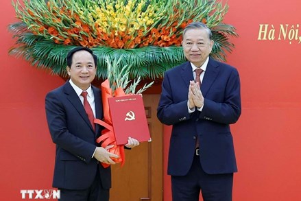 Tổng Bí thư Tô Lâm trao các quyết định của Bộ Chính trị về công tác cán bộ