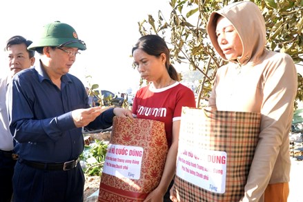 Phó Thủ tướng Hồ Quốc Dũng thăm, tặng quà người dân Gia Lai bị ảnh hưởng bởi cơn bão số 13