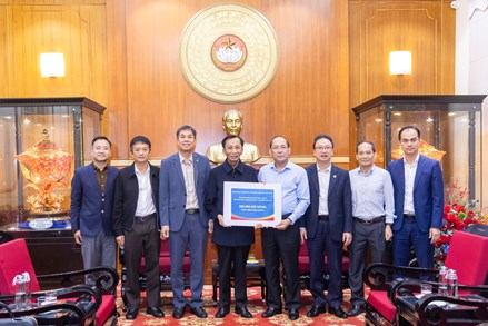 Hiệp sĩ Đại Thánh giá Lê Đức Thịnh và cộng sự ủng hộ đồng bào các tỉnh khắc phục hậu quả do bão lũ gây ra