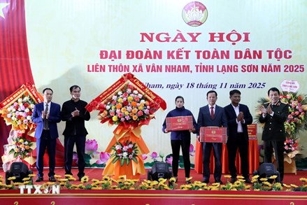 Bộ trưởng Bộ Công an Lương Tam Quang dự Ngày hội Đại đoàn kết toàn dân tộc liên thôn xã Vân Nham, tỉnh Lạng Sơn 