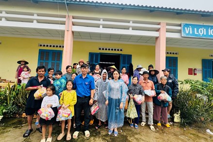 Ủy ban MTTQ Việt Nam tỉnh Khánh Hòa kịp thời hỗ trợ nhu yếu phẩm cho người dân vùng lũ