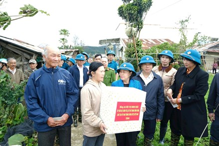 Chủ tịch Ủy ban Trung ương MTTQ Việt Nam Bùi Thị Minh Hoài thăm, động viên người dân vùng lũ xã Ka Đô, tỉnh Lâm Đồng