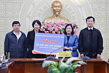Chủ tịch Bùi Thị Minh Hoài trao số tiền 20 tỷ đồng từ nguồn vận động của Ban Vận động cứu trợ Trung ương hỗ trợ tỉnh Lâm Đồng khắc phục hậu quả mưa lũ 