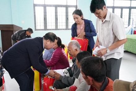 Phó Bí thư Đảng ủy MTTQ, các đoàn thể Trung ương Nguyễn Phi Long thăm hỏi, trao quà hỗ trợ người dân vùng lũ