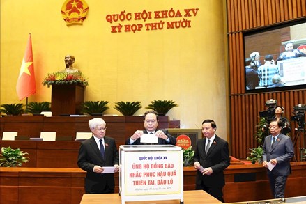 Ủy ban Thường vụ Quốc hội tổ chức quyên góp ủng hộ đồng bào khắc phục hậu quả thiên tai, bão lũ