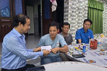 Phó Bí thư Đảng ủy MTTQ, các đoàn thể Trung ương Nguyễn Thái Học thăm hỏi, động viên nhân dân vùng lũ xã Tuy An Đông, Đắk Lắk