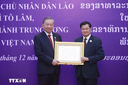 Lễ trao tặng Huân chương Vàng Quốc gia của Lào cho Tổng Bí thư Tô Lâm 