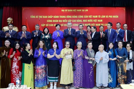 Tổng Bí thư Tô Lâm gặp gỡ cán bộ Đại sứ quán và cộng đồng người Việt Nam tại Lào