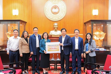 Thông tấn xã Việt Nam trao số tiền hơn 600 triệu đồng ủng hộ đồng bào miền Trung, Tây Nguyên khắc phục hậu quả thiên tai, bão lũ