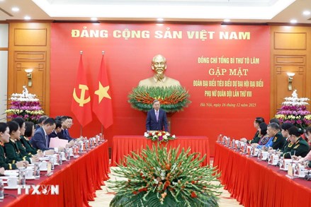 Tổng Bí thư gặp mặt đoàn đại biểu tiêu biểu dự Đại hội đại biểu phụ nữ Quân đội lần thứ VIII