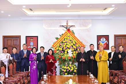 Chủ tịch Bùi Thị Minh Hoài thăm, chúc mừng Tòa Tổng Giám mục Tổng Giáo phận Hà Nội và Ủy ban Đoàn kết Công giáo Việt Nam