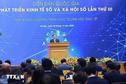 Đẩy mạnh chuyển đổi số toàn diện, lấy người dân và doanh nghiệp làm trung tâm 