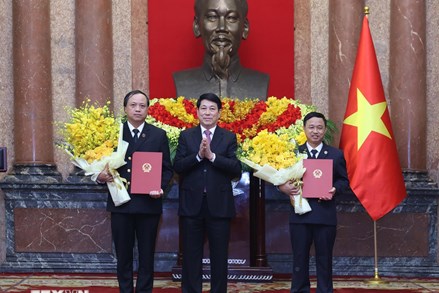 Chủ tịch nước trao quyết định bổ nhiệm hai Phó Chánh án Toà án nhân dân tối cao 