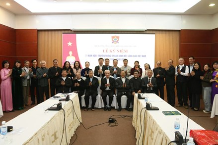 Tiếp tục phát huy vai trò của các linh mục, tu sĩ và người tiêu biểu trong đồng bào Công giáo