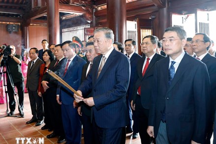 Tổng Bí thư Tô Lâm dâng hương tưởng niệm Chủ tịch Hồ Chí Minh tại Nghệ An