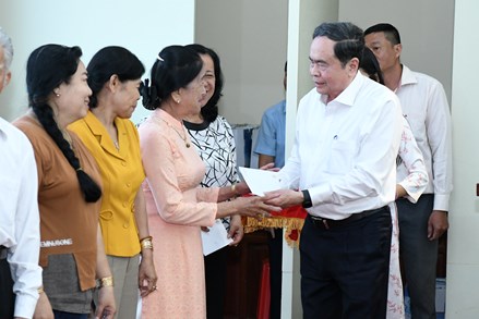 Chủ tịch Quốc hội Trần Thanh Mẫn thăm, tặng quà gia đình chính sách tại phường Bình Thủy, Cần Thơ 