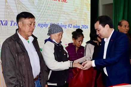 100 suất quà Tết gửi tới hộ gia đình có hoàn cảnh khó khăn trên địa bàn xã Trần Phú