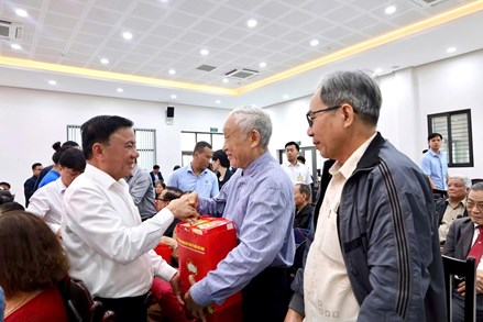 Thường trực Ban Bí thư Trần Cẩm Tú thăm, tặng quà Tết tại thành phố Đà Nẵng