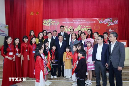 Thường trực Ban Bí thư Trần Cẩm Tú thăm, tặng quà Tết tỉnh Lào Cai 