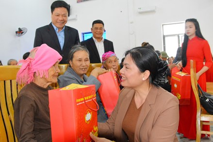 Phó Chủ tịch - Tổng Thư ký Ủy ban Trung ương MTTQ Việt Nam Hà Thị Nga thăm, tặng quà Tết tại xã Châu Quế, tỉnh Lào Cai