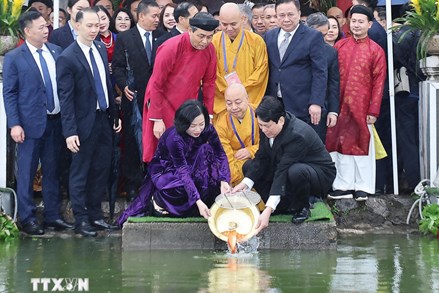Chủ tịch nước Lương Cường cùng đại biểu kiều bào dâng hương tại Tượng đài Lý Thái Tổ và đền Ngọc Sơn