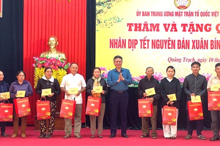 Phó Bí thư Đảng ủy MTTQ, các đoàn thể Trung ương Trần Thắng thăm, tặng quà Tết cho hộ nghèo trên địa bàn tỉnh Quảng Trị
