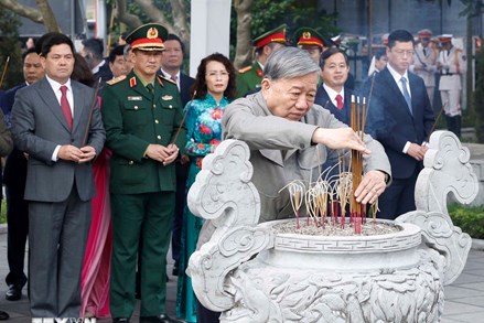 Tổng Bí thư Tô Lâm dâng hương tưởng niệm các lãnh đạo tiền bối của Đảng