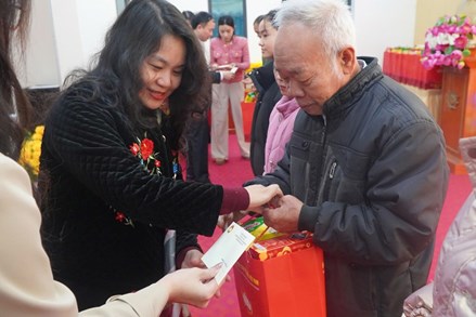 Phú Thọ: Những phần quà ý nghĩa với bà con trên địa bàn xã Văn Lang khi Tết đến, xuân về