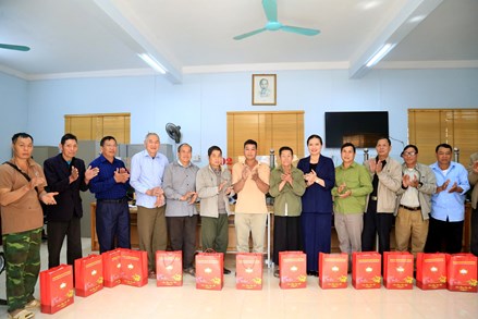 Phó Chủ tịch - Tổng Thư ký Ủy ban Trung ương MTTQ Việt Nam Hà Thị Nga tiếp xúc cử tri ở xã Khoen On, tỉnh Lai Châu