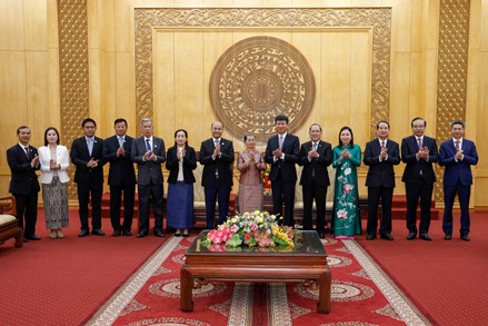 Đoàn đại biểu cấp cao Hội đồng Quốc gia Mặt trận Đoàn kết Phát triển Tổ quốc Campuchia chào xã giao lãnh đạo tỉnh Ninh Bình