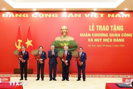 Tổng Bí thư trao Huân chương Quân công và Huy hiệu Đảng tặng các đồng chí lãnh đạo, nguyên lãnh đạo