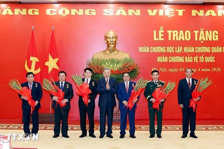 Lễ trao tặng Huân chương cao quý cho các đồng chí lãnh đạo Đảng, Nhà nước và cán bộ cấp cao