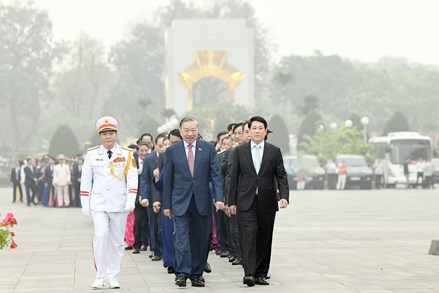 Lãnh đạo Đảng, Nhà nước và các đại biểu Quốc hội vào Lăng viếng Chủ tịch Hồ Chí Minh