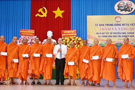 Phó Chủ tịch Hoàng Công Thủy thăm, chúc Tết Chôl Chnăm Thmây tại tỉnh Vĩnh Long