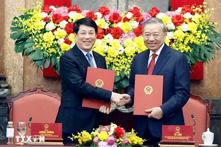 Lễ bàn giao công tác giữa Tổng Bí thư, Chủ tịch nước Tô Lâm và nguyên Chủ tịch nước Lương Cường