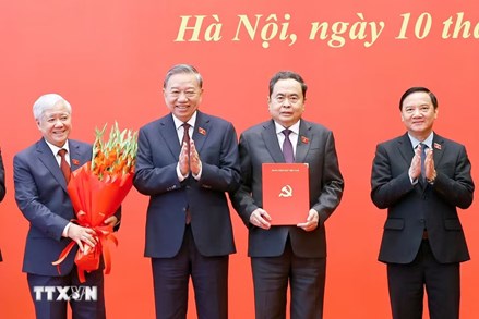 Trao Quyết định của Bộ Chính trị chỉ định Đảng ủy Quốc hội nhiệm kỳ 2025-2030 