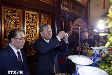 Tổng Bí thư, Chủ tịch nước Tô Lâm dâng hương tưởng niệm các Vua Hùng tại Phú Thọ