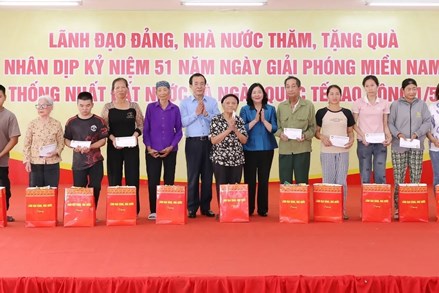 Chủ tịch UBTƯ MTTQ Việt Nam trao quà cho gia đình chính sách, người nghèo và công nhân lao động khó khăn tại Thanh Hóa 