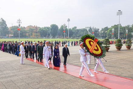 Đoàn đại biểu tham dự Đại hội đại biểu toàn quốc MTTQ Việt Nam lần thứ XI vào Lăng viếng Chủ tịch Hồ Chí Minh
