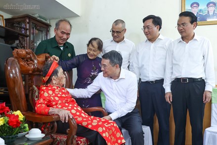 Thủ tướng tặng quà Mẹ Việt Nam anh hùng và dâng hương tưởng niệm các Anh hùng liệt sĩ tại Phú Thọ 
