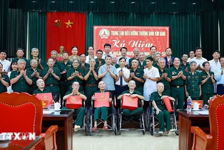 Thủ tướng: Tiếp nối truyền thống “uống nước nhớ nguồn,” chăm lo tốt hơn cho người có công 