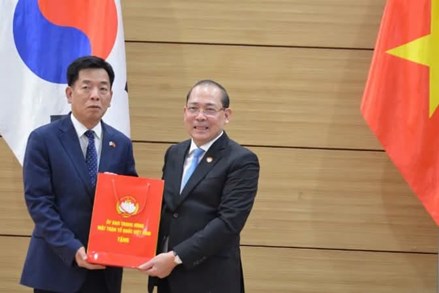 Phó Chủ tịch Ủy ban Trung ương MTTQ Việt Nam Hoàng Công Thuỷ thăm, làm việc với cộng đồng người Việt tại Hàn Quốc