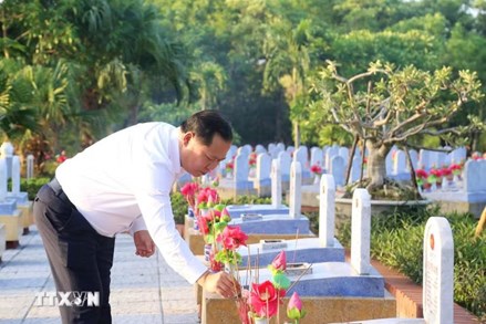 Đoàn công tác Đảng ủy MTTQ, các đoàn thể Trung ương dâng hương tri ân Anh hùng liệt sỹ tại Quảng Trị 