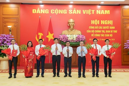 Công bố các Quyết định của Bộ Chính trị, Ban Bí thư về công tác cán bộ