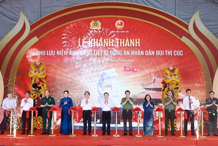 Chủ tịch Bùi Thị Minh Hoài dự Lễ khánh thành Khu lưu niệm Anh hùng liệt sĩ Công an nhân dân Bùi Thị Cúc