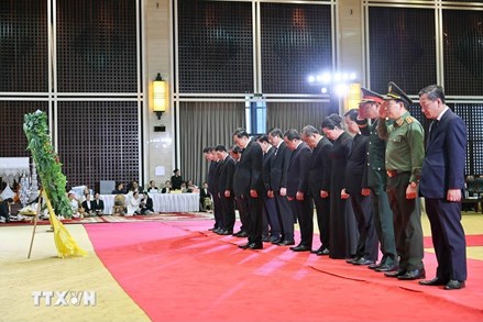 Chủ tịch Quốc hội Trần Thanh Mẫn viếng Chủ tịch Quốc hội Lào Xaysomphone Phomvihane
