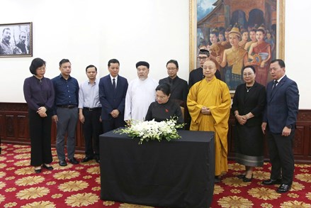 Phó Chủ tịch – Tổng Thư ký Hà Thị Nga viếng Chủ tịch Quốc hội Lào Saysomphone Phomvihane