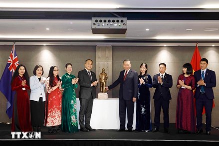Tổng Bí thư, Chủ tịch nước Tô Lâm gặp gỡ cán bộ, nhân viên sứ quán và người Việt Nam tại New Zealand 