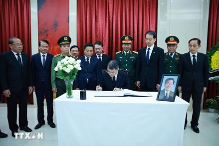 Thủ tướng Lê Minh Hưng dẫn đầu Đoàn đại biểu Đảng, Nhà nước, Mặt trận Tổ quốc Việt Nam viếng nguyên Thủ tướng Trung Quốc Chu Dung Cơ